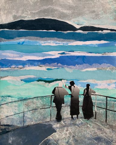 Drei Personen betrachten eine weite Küstenlandschaft mit Meer und Bergen im Hintergrund.