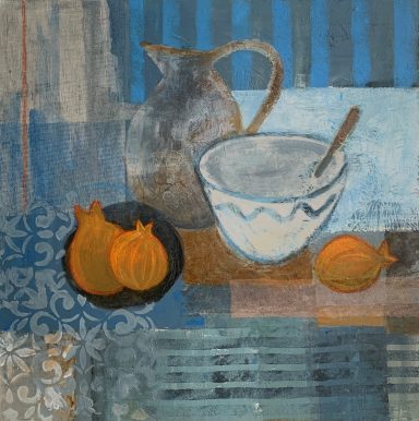 Krug, Schüssel mit Löffel und Früchte auf einem geometrischen Hintergrund.