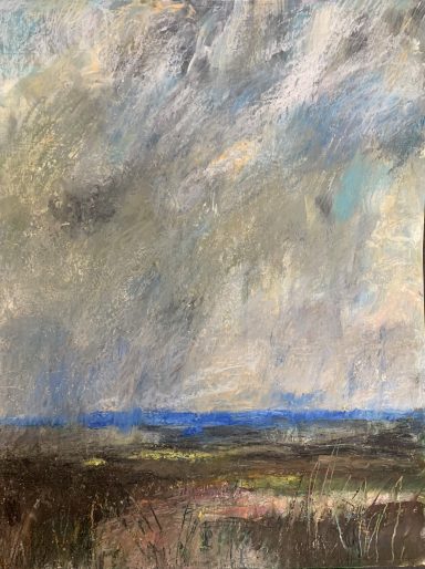 Vor dem Gewitter Dunkler Himmel mit grauen Wolken über einer sanften, grünen Landschaft und blauem Horizont.