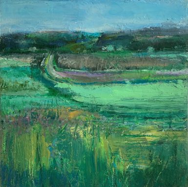 Grüne Felder Landschaft mit grünen Feldern und einem blauen Himmel, sanfte Hügel im Hintergrund.