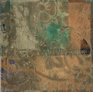 Texturierte Collage mit floralen und geometrischen Mustern in Grüntönen und Erdtönen.