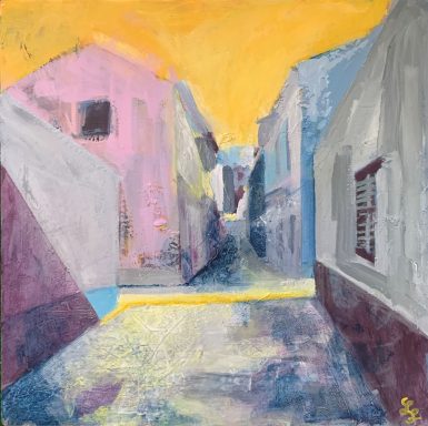 Schatten II Bunte Gasse mit leuchtendem Himmel und Häusern in sanften Pastellfarben.