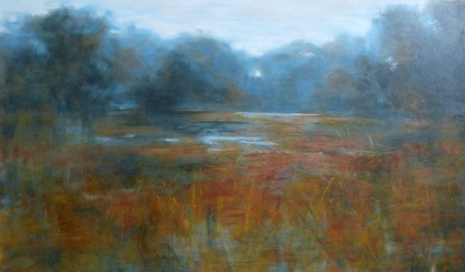 Landschaft mit sanften Hügeln, farbenfrohen Flächen und bewölktem Himmel.