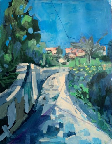 Blick auf einen Weg, umgeben von Bäumen und Blumen, mit einem blauen Himmel im Hintergrund.