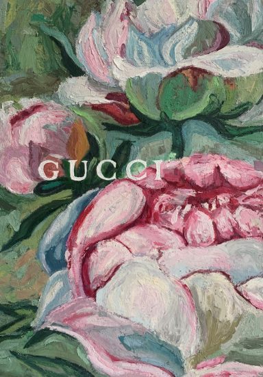 Bunte Blumen in kräftigen Farben mit dem Schriftzug "GUCCI" in der Mitte.