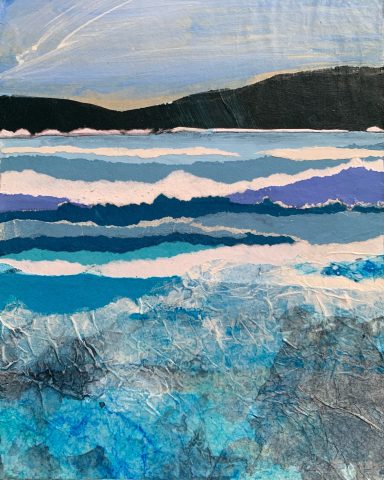 Abstracte Landschaft mit welligem Ozean in Blau- und Lilatönen unter einem grauen Himmel.