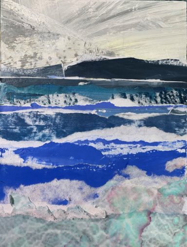 Abstrakte Landschaft mit mehreren Blautönen und vereinzelten weißen Strukturen.