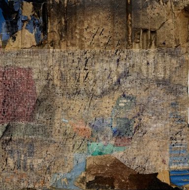 Abblätternde Wand mit gemustertem Papier und verschiedenen Farbschichten.