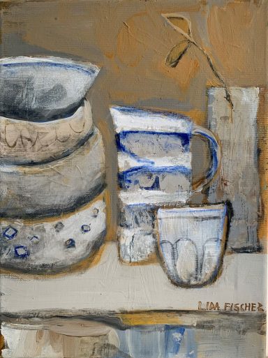 Keramiktöpfe und -becher in verschiedenen Farben auf einem neutralen Hintergrund.