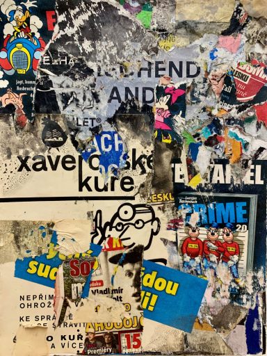 Kunstvolle Collage aus Plakaten, Aufklebern und Zeitungsausschnitten in verschiedenen Farben.