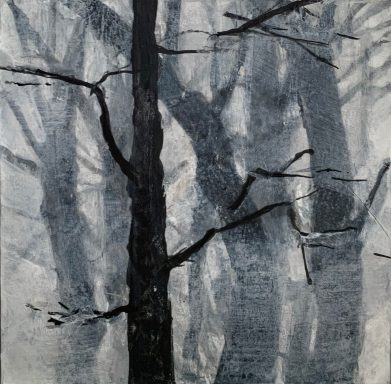 Winter im Wald Schwarzer Baum vor einem nebligen Wald mit grauen und weißen Tönen.