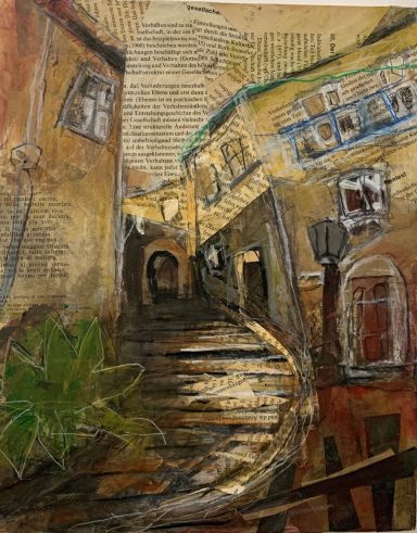 Blick auf eine schmale, verwinkelte Treppe zwischen bunten, historischen Gebäuden.