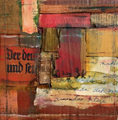 Künstlerische Collage aus Texturen und Schriftzügen in warmen Farbtönen.