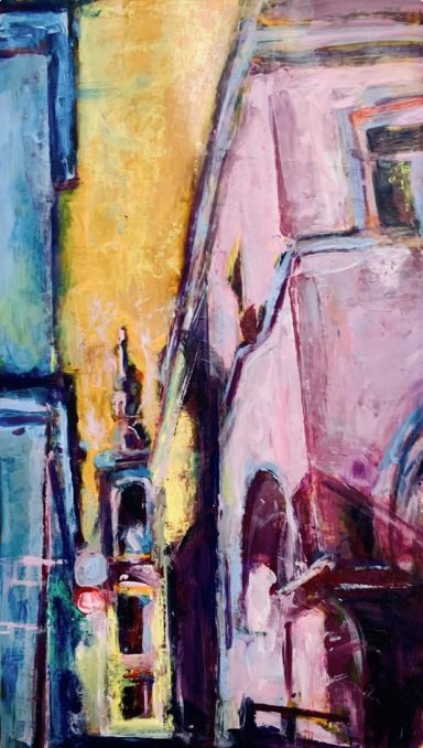 Usti nad Orlici Bunte Fassaden einer Stadtstraße mit einem Kirchturm im Hintergrund.