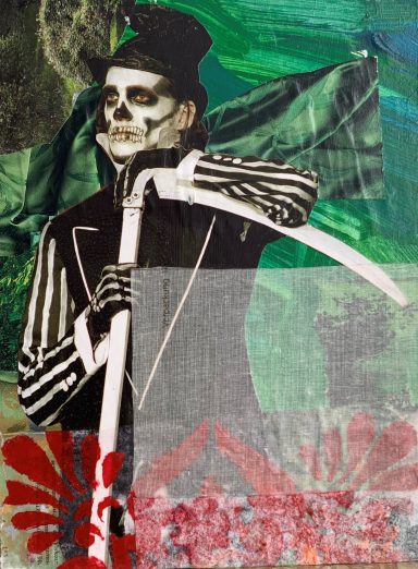 Ein stilisierter Totengräber mit Sense, im Anzug und Zylinder, vor buntem Hintergrund.