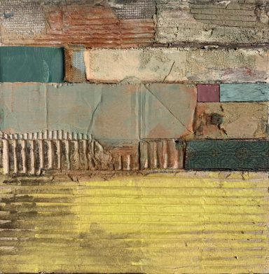 Abstrakte Collage aus verschiedenen Materialien und Farben in Erdtönen und Gelb.