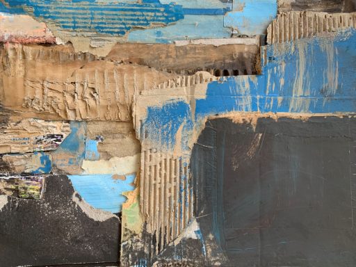 Texturen aus verschiedenen Papierschichten in Blau- und Erdtönen.