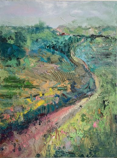 Weg durch die Landschaft Farbenfrohe Landschaft mit geschwungener Straße und grünen Hügeln im Hintergrund.